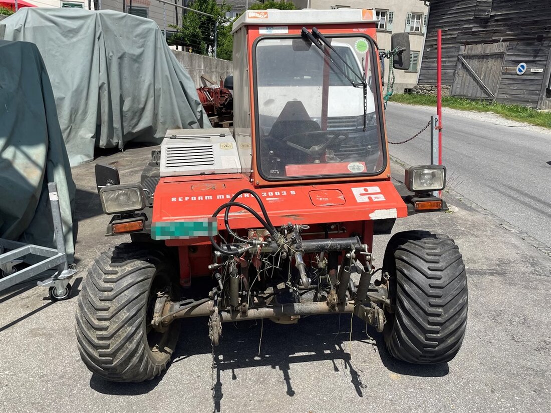 Ein 68-jähriger Mann wurde in Disentis/Mustér unter einem Motorkarren eingeklemmt und erlitt mittelschwere Verletzungen.