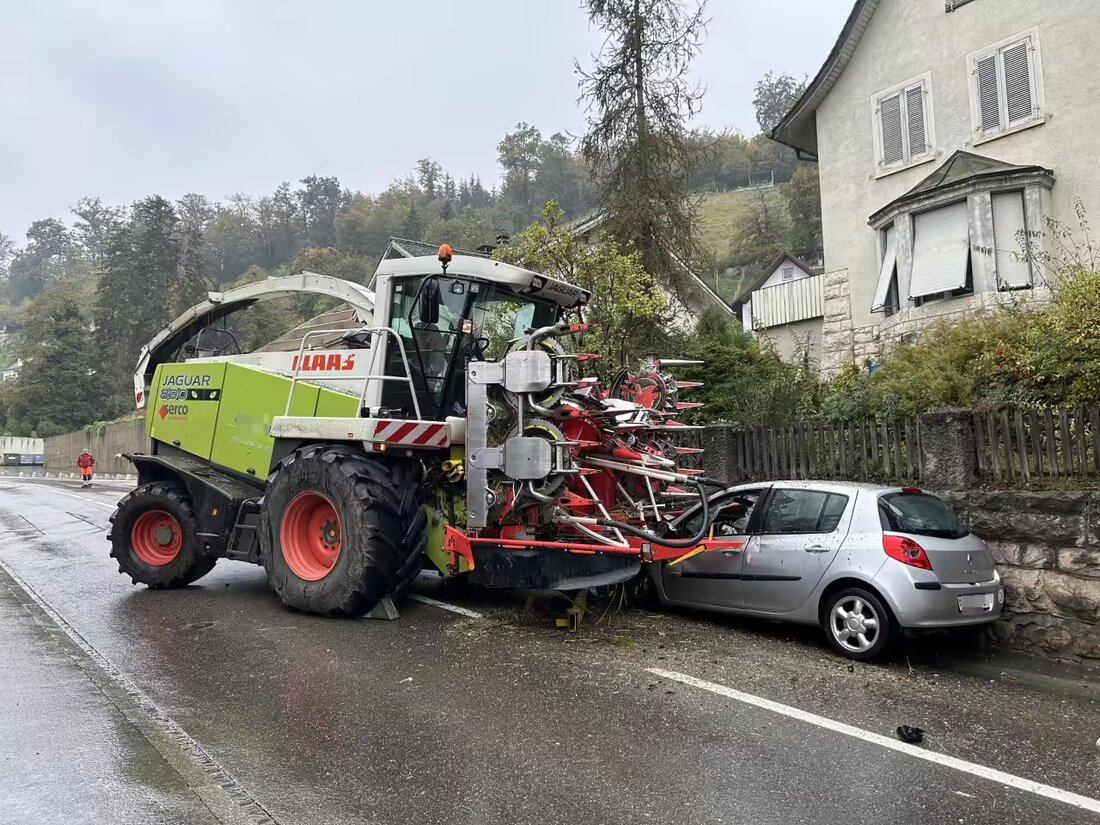 In Brugg kam es zu einem schweren Unfall: Ein Maishäcksler kollidierte frontal mit einem Auto. Der Fahrer blieb leicht verletzt.