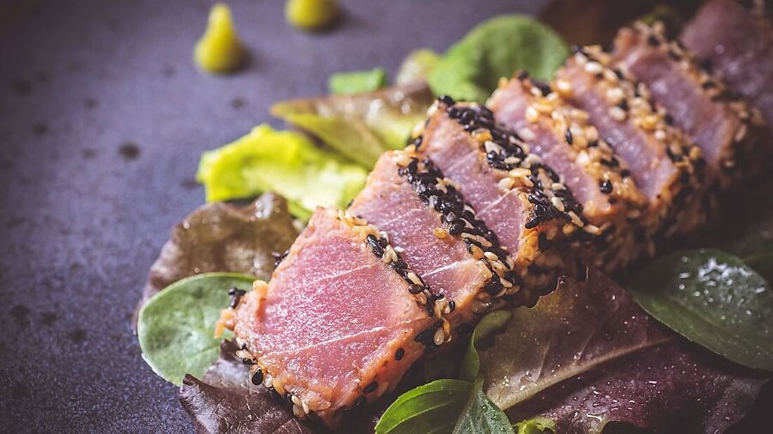 Das Amt für Lebensmittelsicherheit untersucht Meeresfische in Graubünden und Glarus auf Schwermetalle und Frische. Ergebnisse und Mängel.