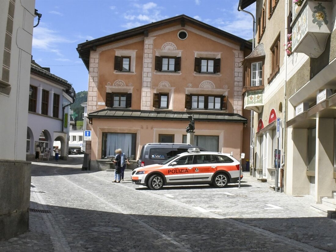 In Samedan bedrohte ein Mann eine Bijouterie mit einem Messer und flüchtete mit Diebesgut. Kurze Zeit später wurde er gefasst.