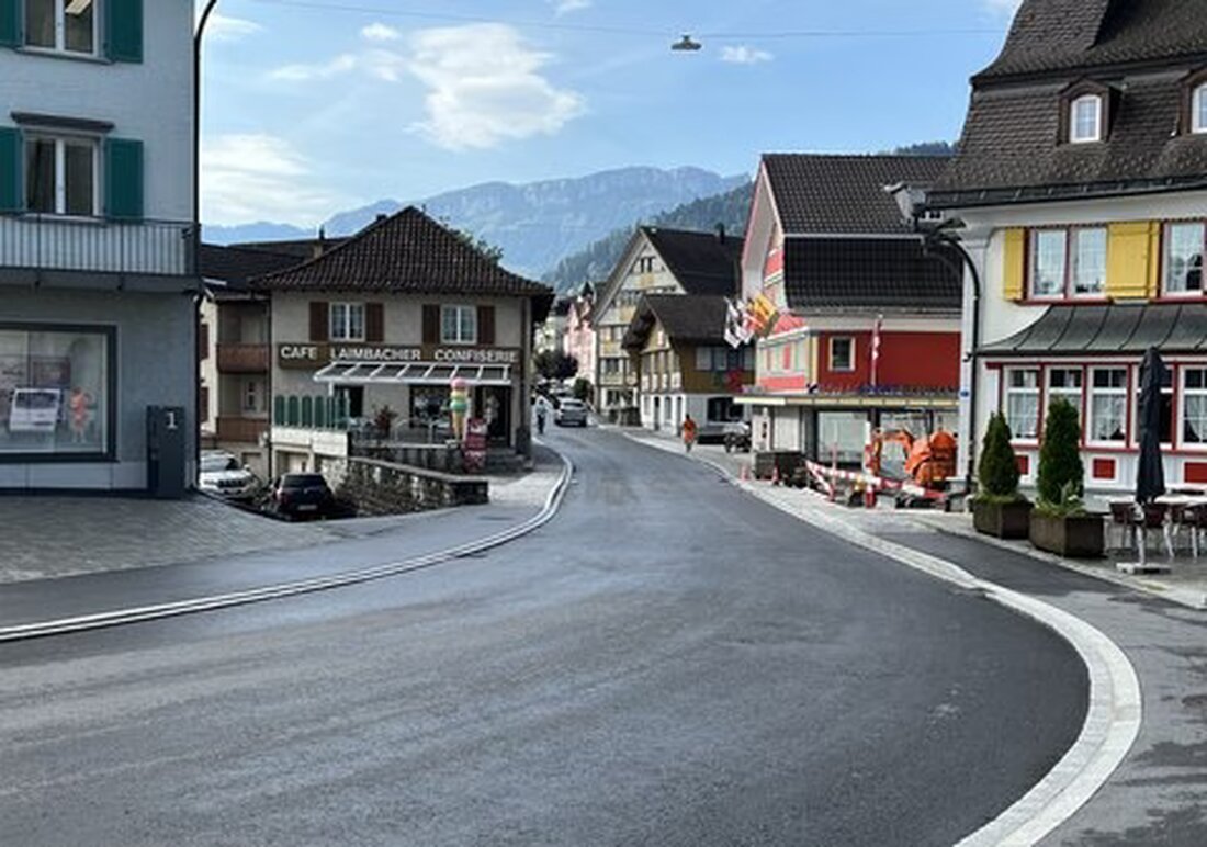 Vom 8. bis 11. Juli 2024 werden Deckbelagsarbeiten an der Weissbad- und Gaiserstrasse bei der Metzibrücke durchgeführt.