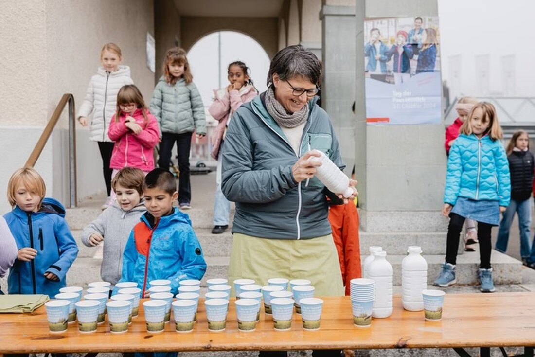 Die Schweiz feiert am 30. Oktober 2025 den Tag der Pausenmilch, der 245'000 Kindern gesunde Snacks bietet und Bewusstsein für Ernährung schafft.