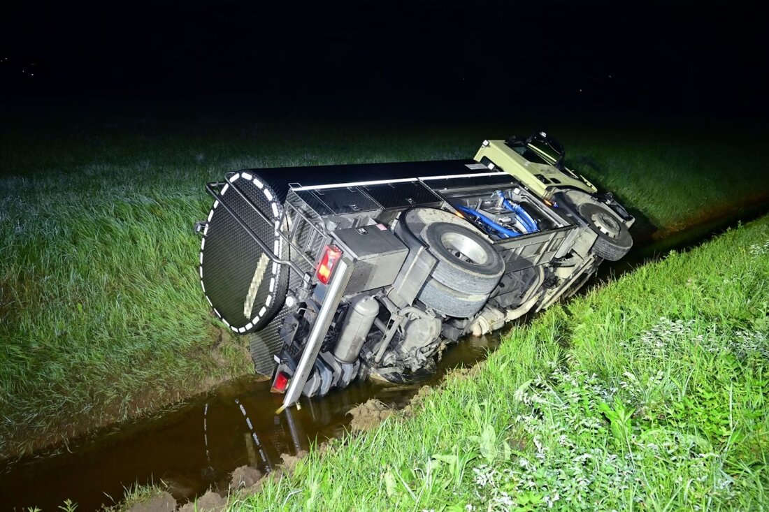 Ein Lastwagen kippte in Benken in ein Bachbett. Der Fahrer blieb unverletzt, Sachschaden in Höhe von mehreren tausend Franken.