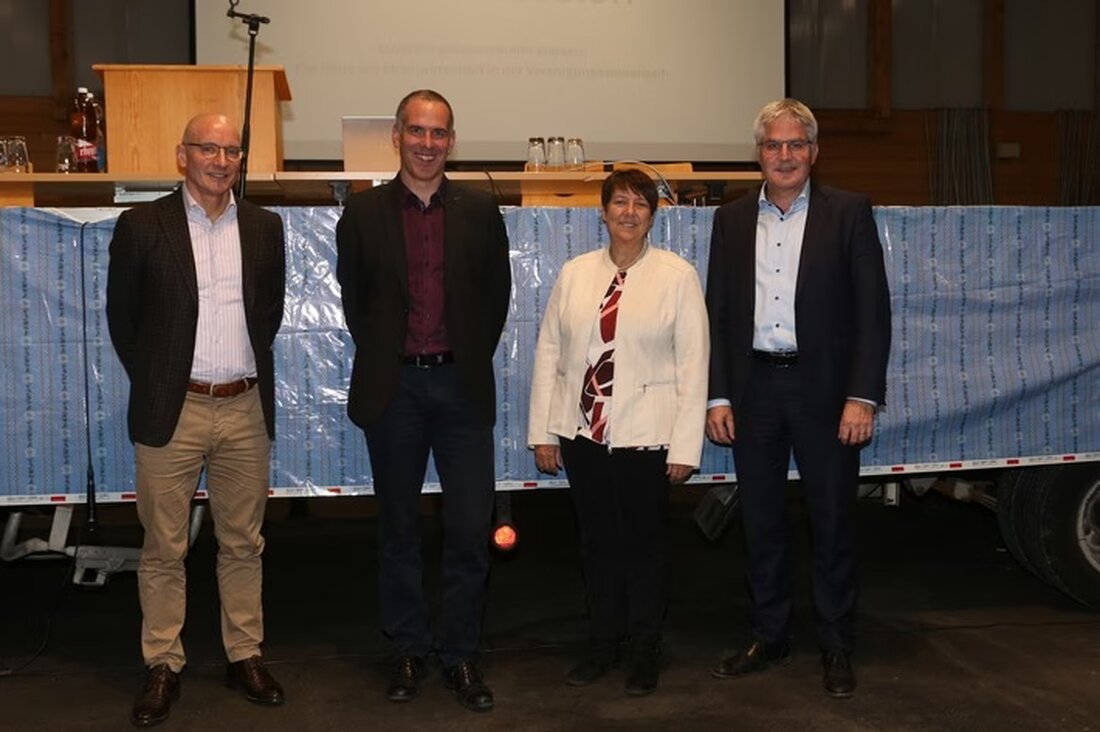 Die Agroplattform Schwyz diskutiert die Herausforderungen der Milchwirtschaft und präsentiert nachhaltige Lösungsansätze für die Zukunft.