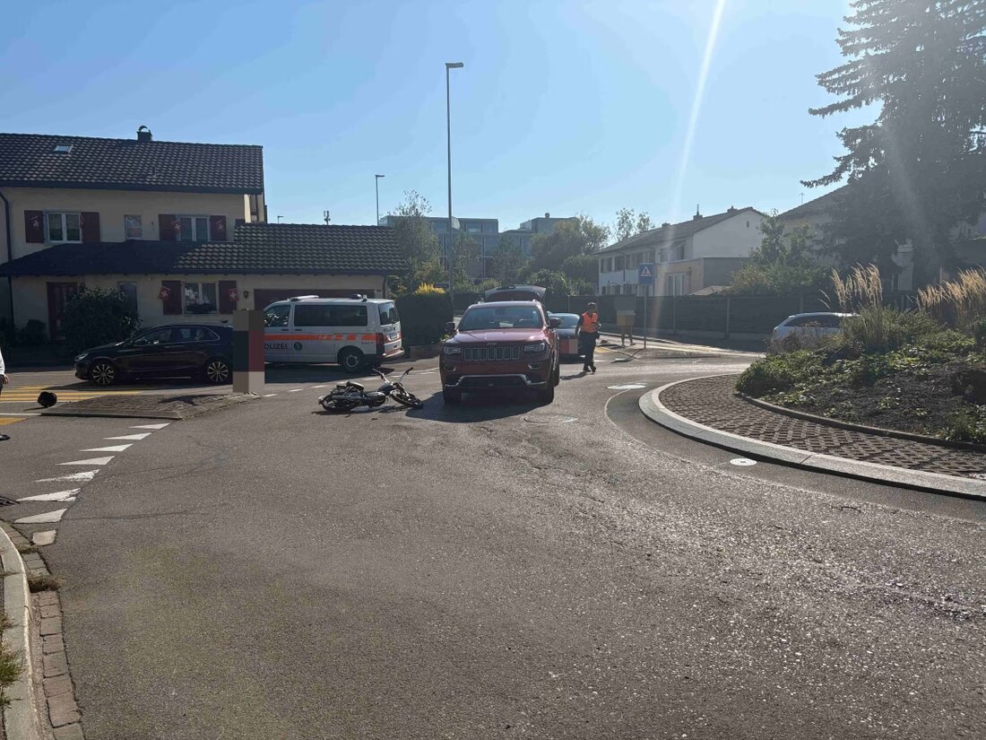 Verkehrsunfall in Rapperswil-Jona: 40-jähriger Mofa-Fahrer verletzt nach Kollision mit Auto auf Feldlistrasse. Rettungsdienst im Einsatz.