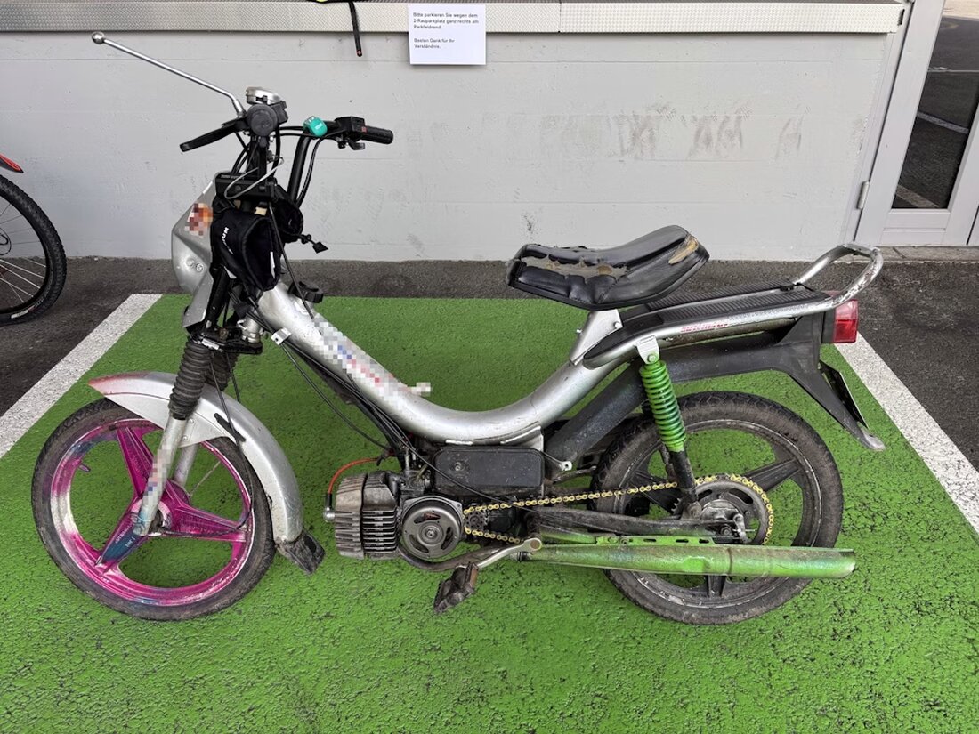 Unfall in Rossrüti: Mofa-Fahrer nach Abdrängen durch BMW leicht verletzt. Polizei sucht Zeugen des Vorfalls vom 28.10.2025.