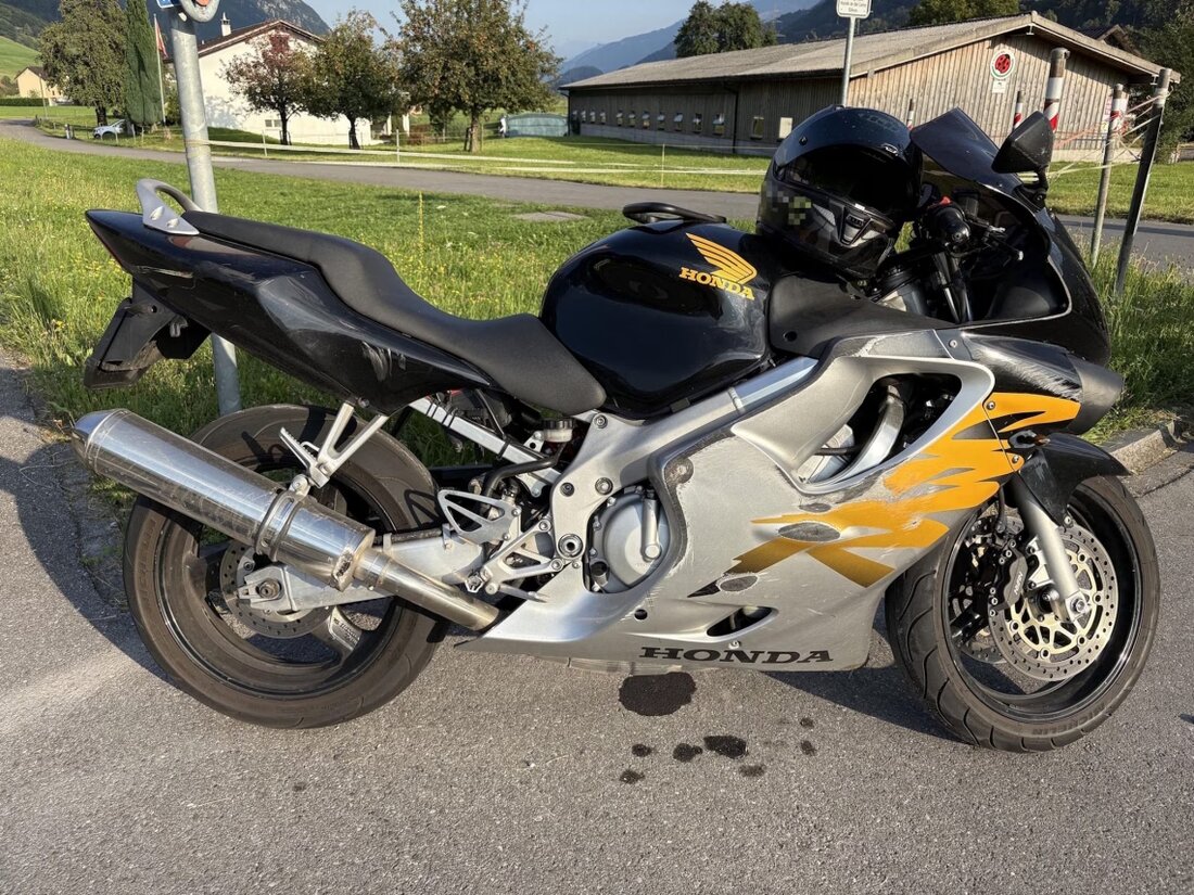 Am Sonntag ereignete sich auf der Unterdorfstrasse in Flums ein Unfall zwischen Mofa und Motorrad, bei dem ein Fahrer leicht verletzt wurde.