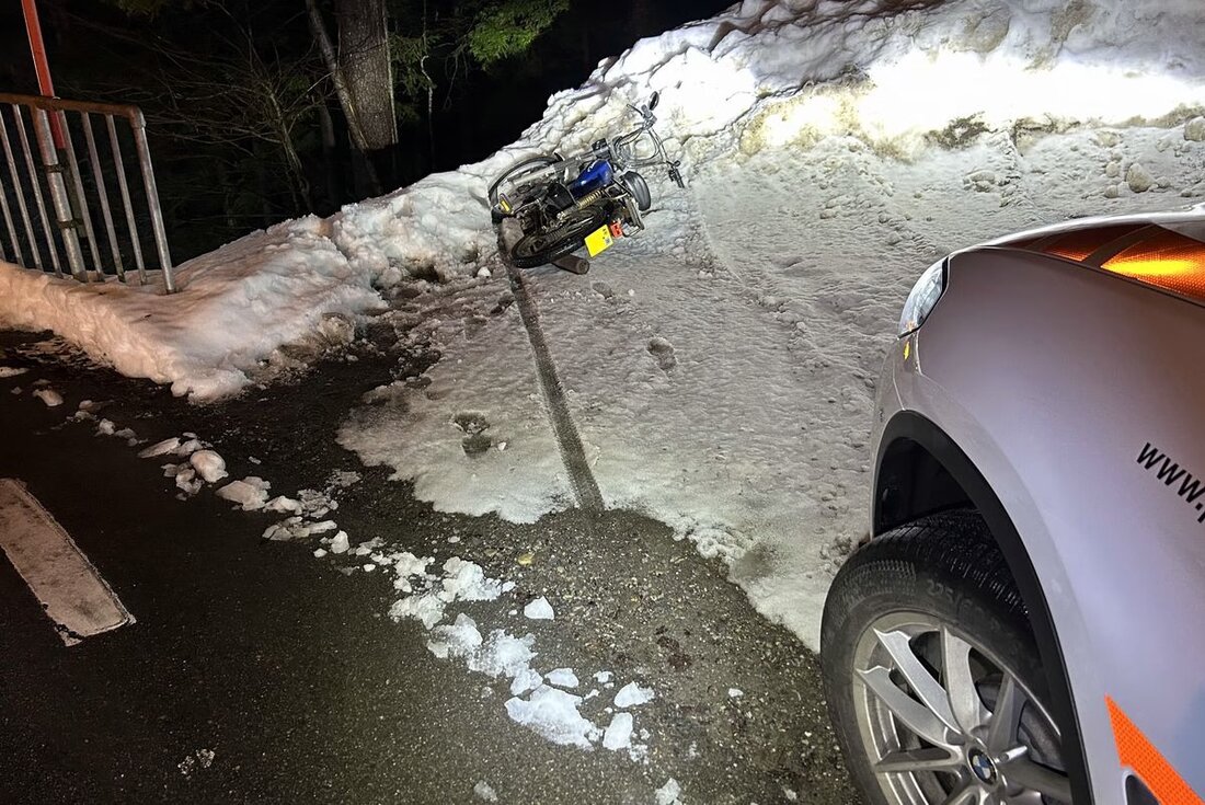 Eine 17-jährige Mofafahrerin stürzte in Trogen nach einem Überholmanöver. Sie wurde mit Rückenverletzungen ins Krankenhaus geflogen.