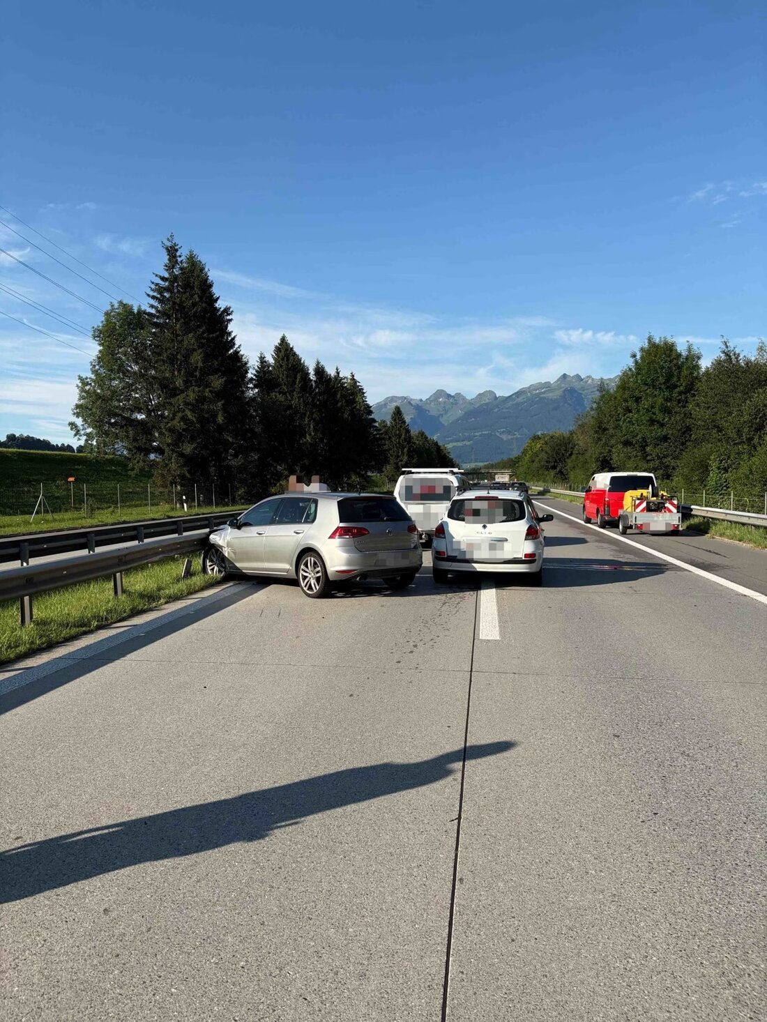 Am Mittwochmorgen ereignete sich auf der A13 bei Salez ein Verkehrsunfall mit vier Fahrzeugen. Es entstand Sachschaden, Verletzte gab es keine.