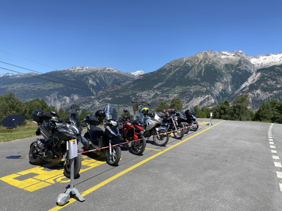 Die Kantonspolizei Wallis lädt am 14. Juni 2025 zu einer didaktischen Rallye für Motorradfahrer ein, um Verkehrssicherheit spielerisch zu fördern.