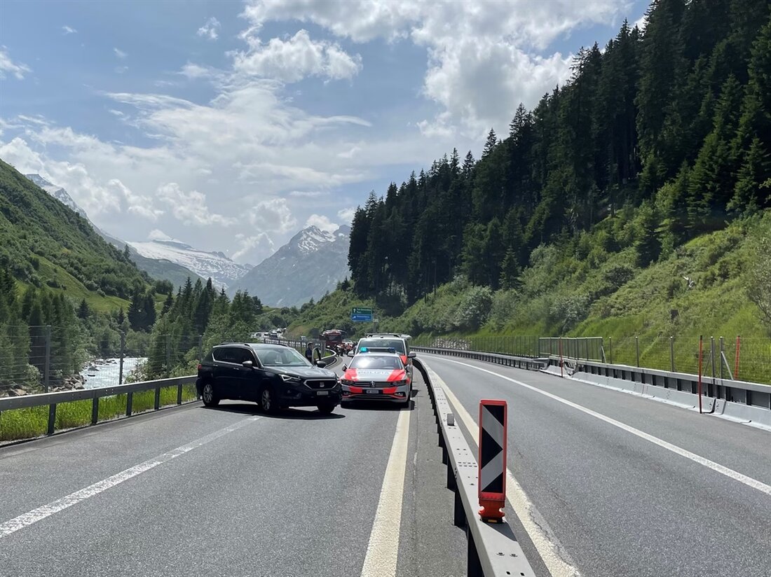 Motorradgruppe überholt trotz Sicherheitslinie in Tunnel der A13 und widersetzt sich Polizei – Ermittlungen laufen.