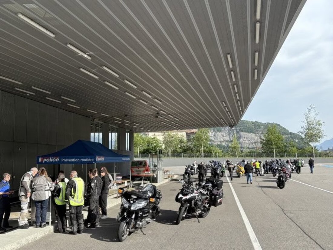 Am 14. Juni 2025 veranstaltete die Kantonspolizei Wallis eine Verkehrspräventions-Rallye für 153 Motorradfahrer im Unterwallis.