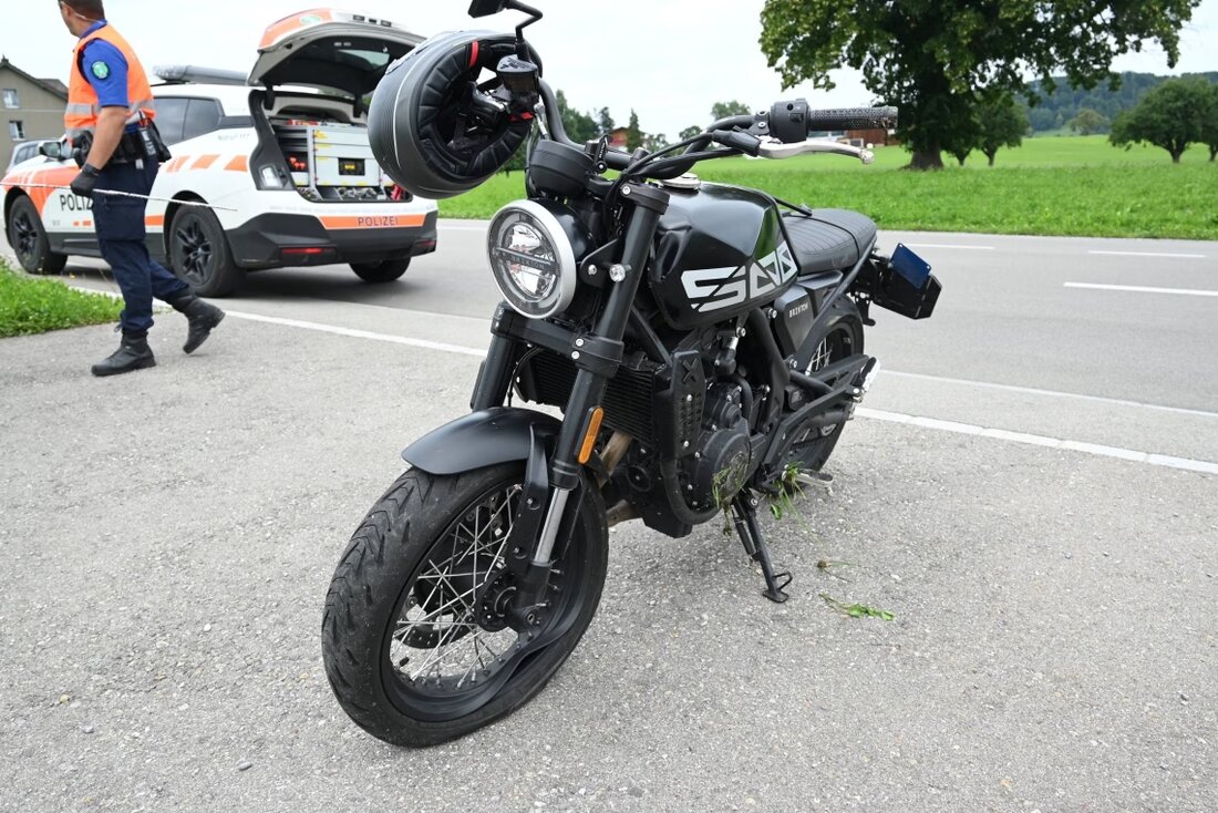 Nach einem Selbstunfall mit einem Motorrad in Zuzwil am 30.07.2025 wurde ein 27-jähriger Mann verletzt und ins Spital gebracht.