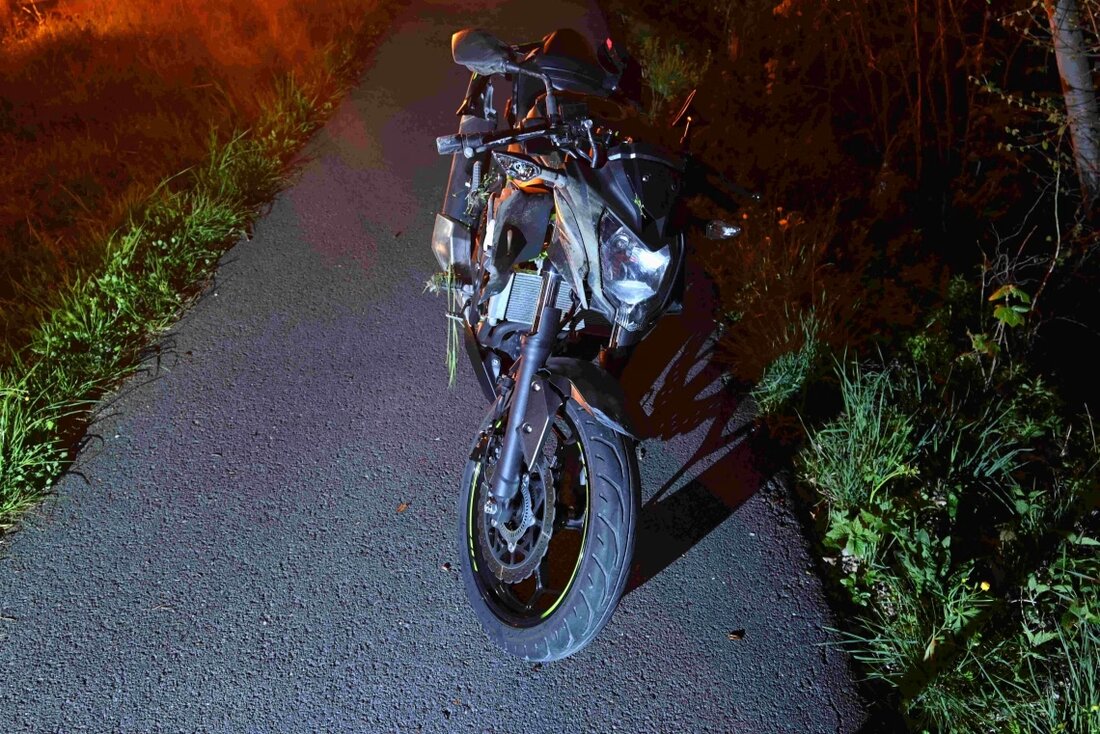 Ein 44-jähriger Motorradfahrer verletzte sich bei einem Selbstunfall in Bad Ragaz am 11. April 2025. Feuerwehr und Rettungsdienst im Einsatz.