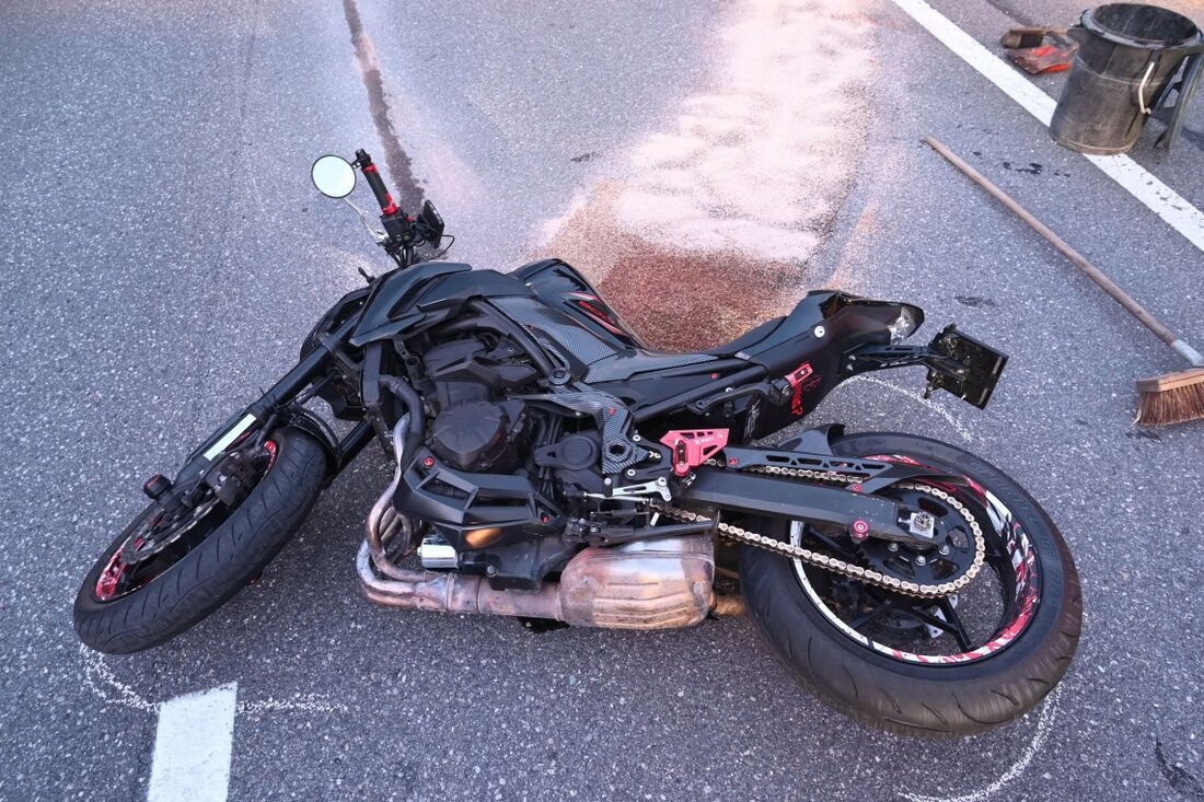 Am Sonntag verletzte sich ein 21-jähriger Motorradfahrer bei einem Unfall auf der Wildhauserstrasse in Gams.