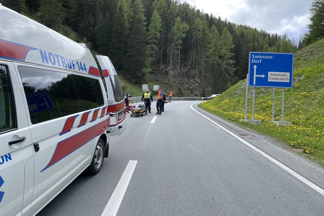 In Samnaun kam es zu einem Motorradunfall, bei dem ein 61-jähriger Fahrer verletzt wurde. Die Kantonspolizei klärt den Vorfall.
