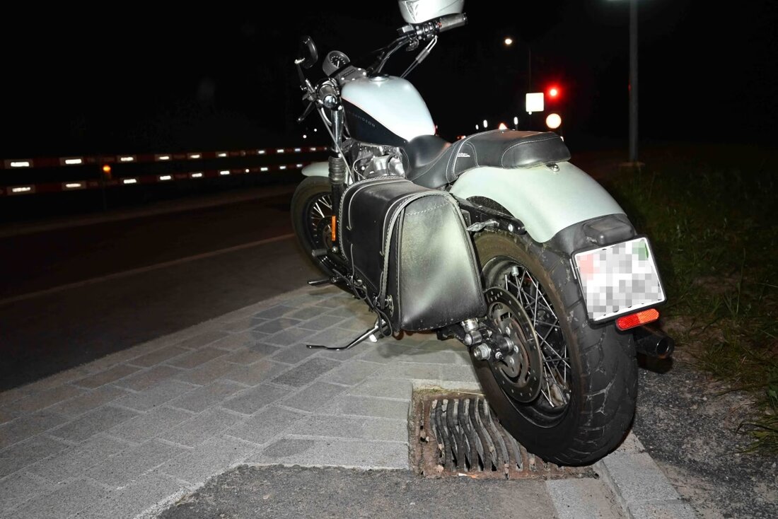 Ein 66-jähriger Motorradfahrer stürzt in Necker im Stand. Polizei stuft ihn als fahrunfähig ein, Blut- und Urinprobe angeordnet.