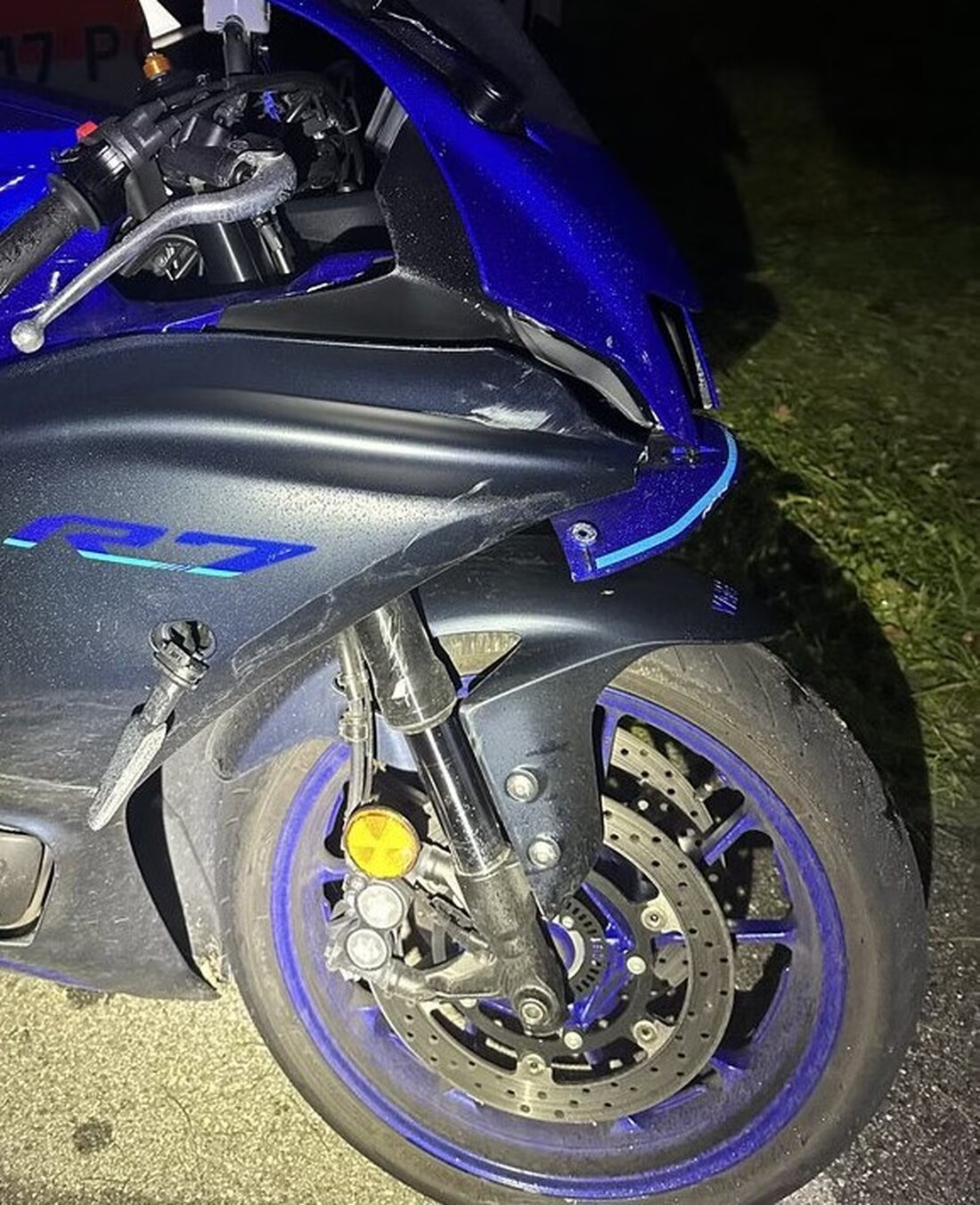 Ein 19-jähriger Motorradfahrer kollidierte am 9. Oktober 2025 beim Überholen mit einem abbiegenden Personenwagen in Wald. Schaden, keine Verletzten.