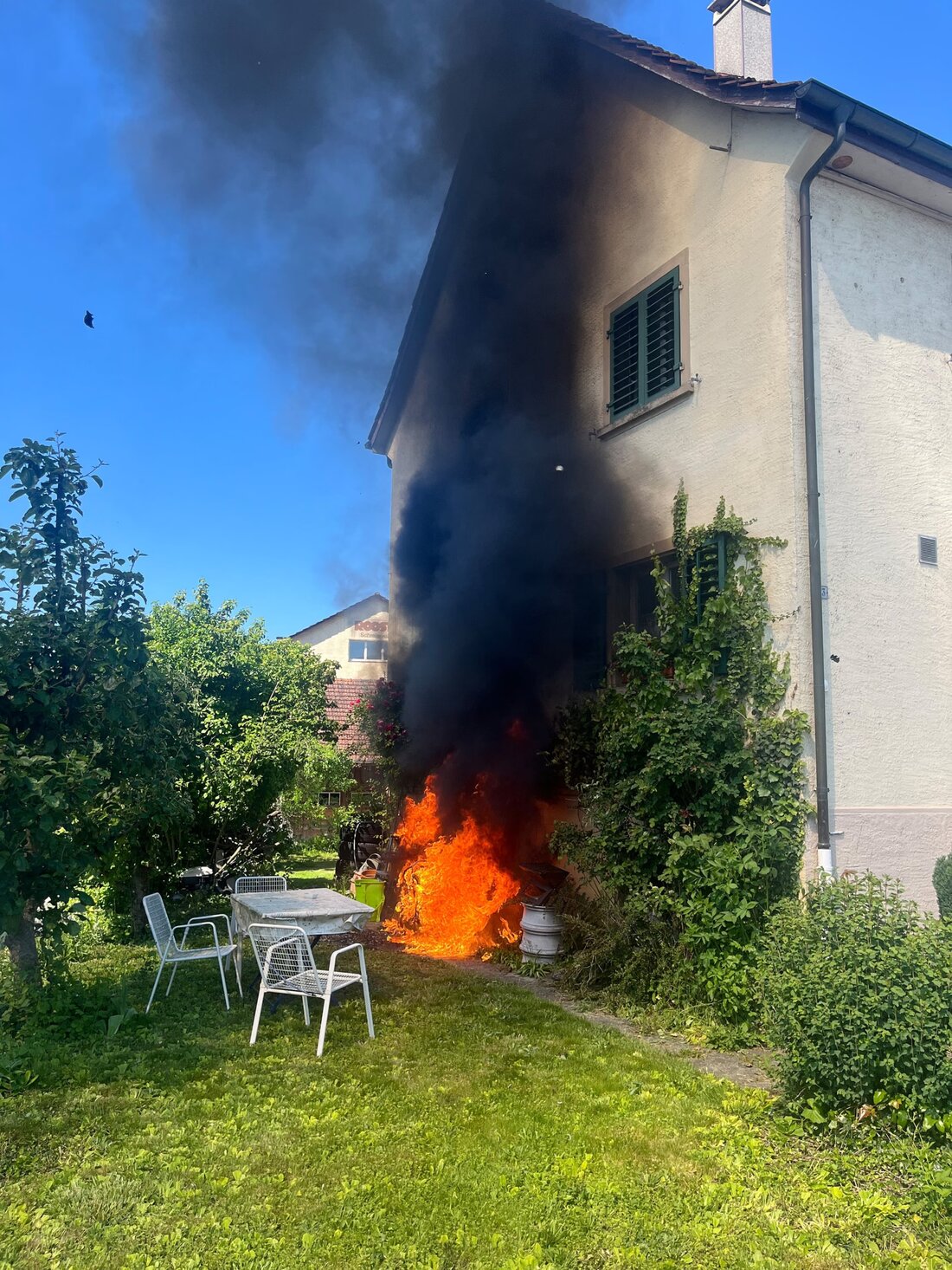 In Frauenfeld brennt ein Motorrad an einer Hausfassade. Feuerwehr löscht, Sachschaden in Höhe von mehreren tausend Franken.