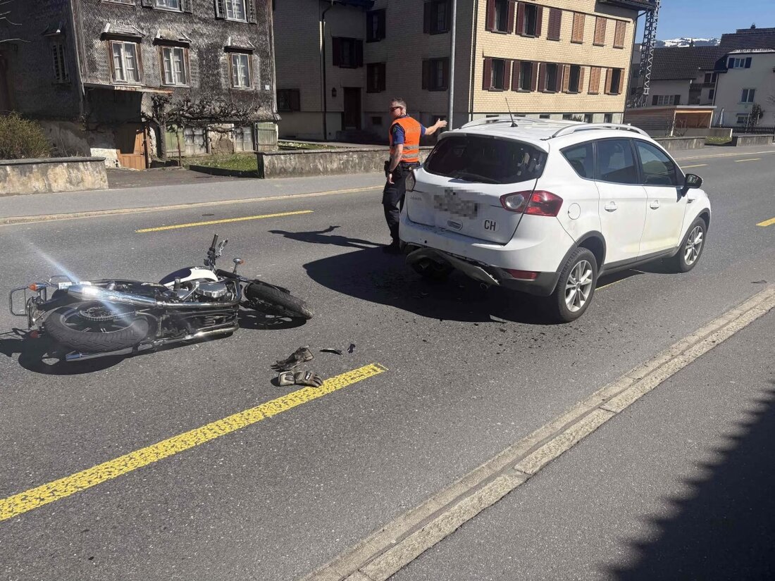 Am Mittwoch kam es in Uznach zu einem Auffahrunfall zwischen einem Motorrad und einem Auto. Der 66-jährige Motorradfahrer wurde leicht verletzt.