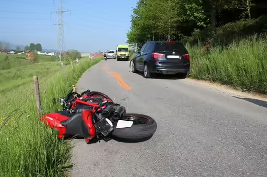 In Eggerstanden kam es zu einer Frontalkollision zwischen einem Motorrad und einem Personenwagen, wodurch ein 28-jähriger Motorradfahrer verletzt wurde.