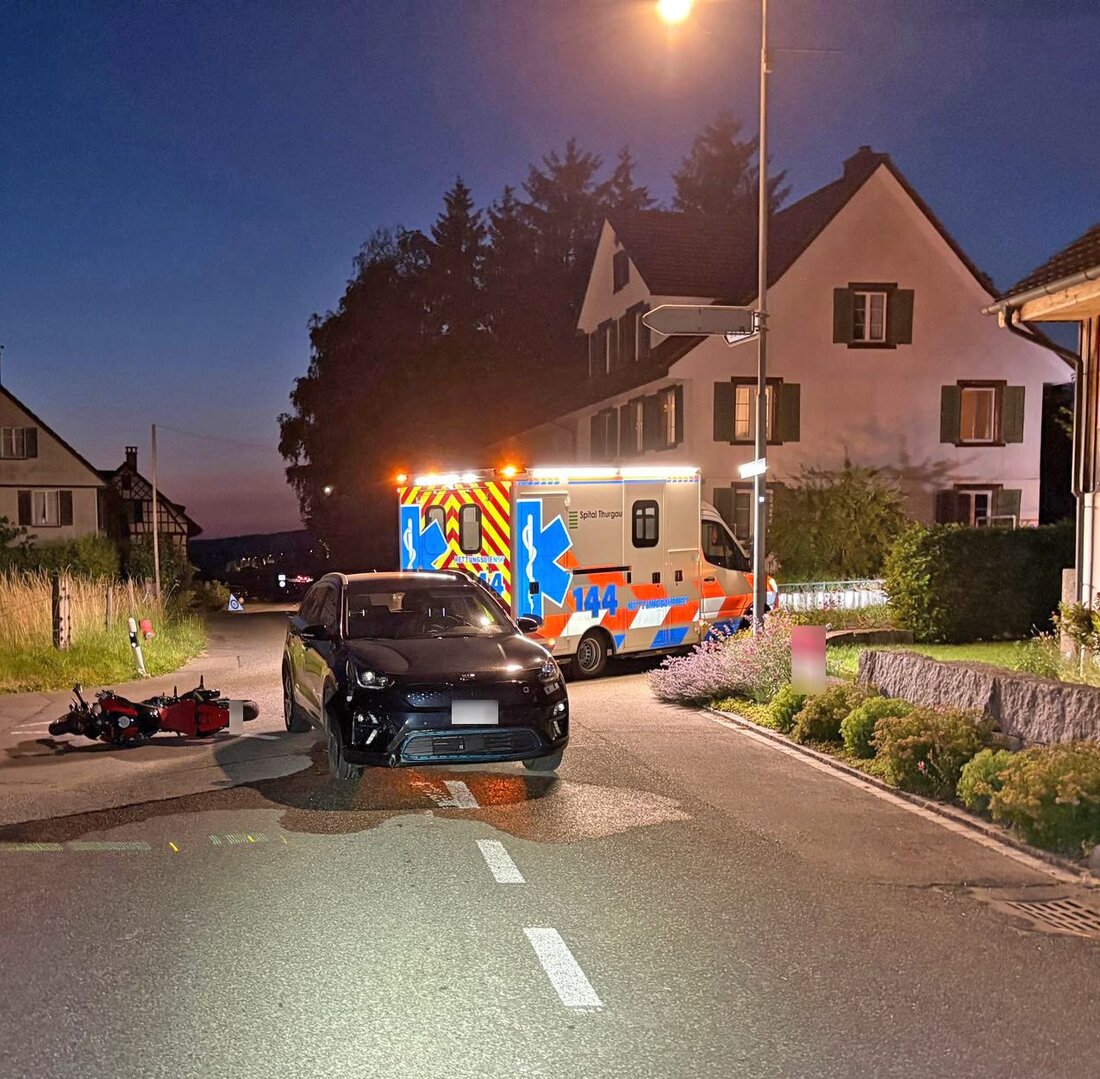 In Boltshausen kollidierte am Samstagabend ein 28-jähriger Motorradfahrer mit einem Auto. Er wurde leicht verletzt und ins Spital gebracht.