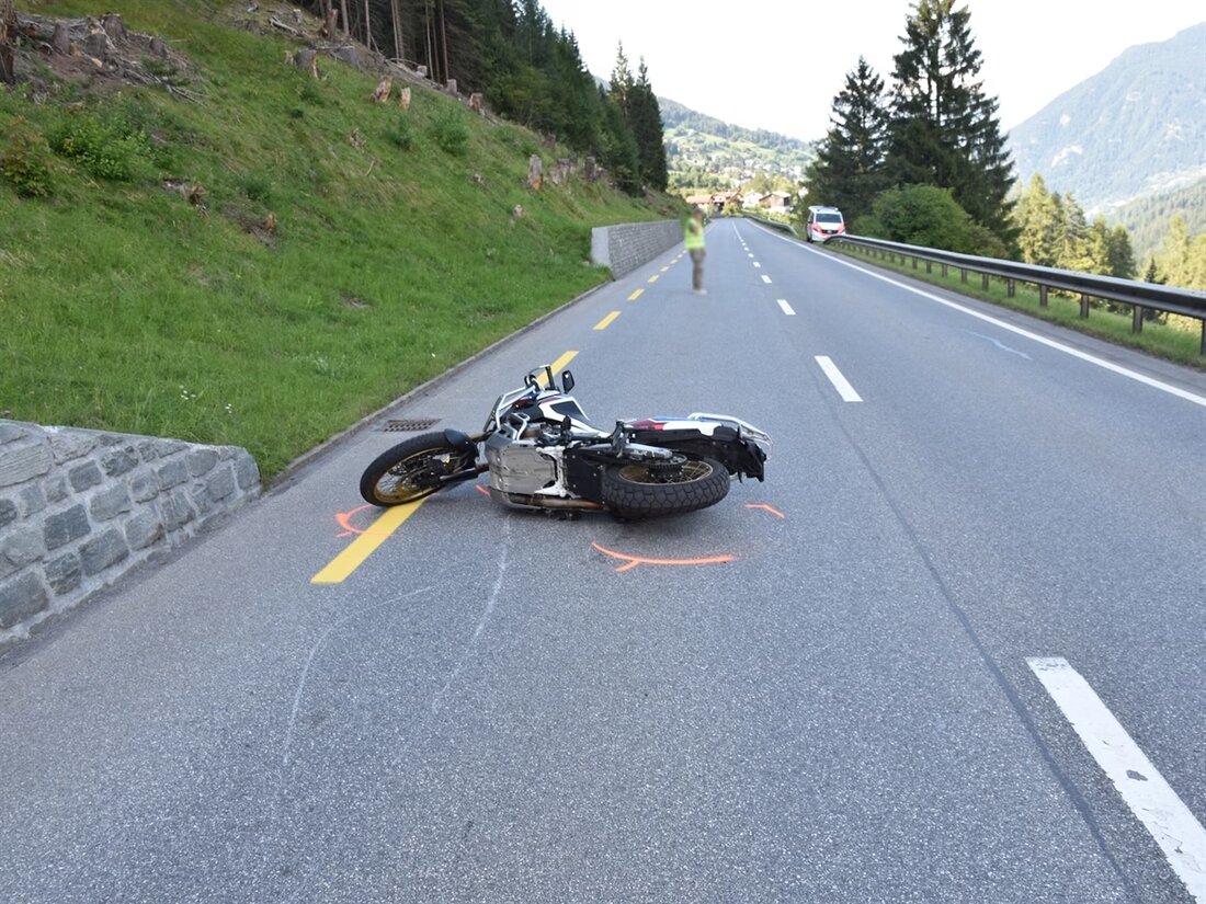 Am Sonntag verletzte sich ein Motorradfahrer bei einer Streifkollision auf der Hauptstrasse H3 in Churwalden. Die Kantonspolizei ermittelt.
