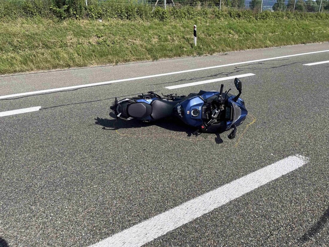 Am Montagmorgen kam es auf der A13 in Widnau zu einem Unfall zwischen einem Motorrad und einem Auto. Ein 71-jähriger Fahrer wurde verletzt.