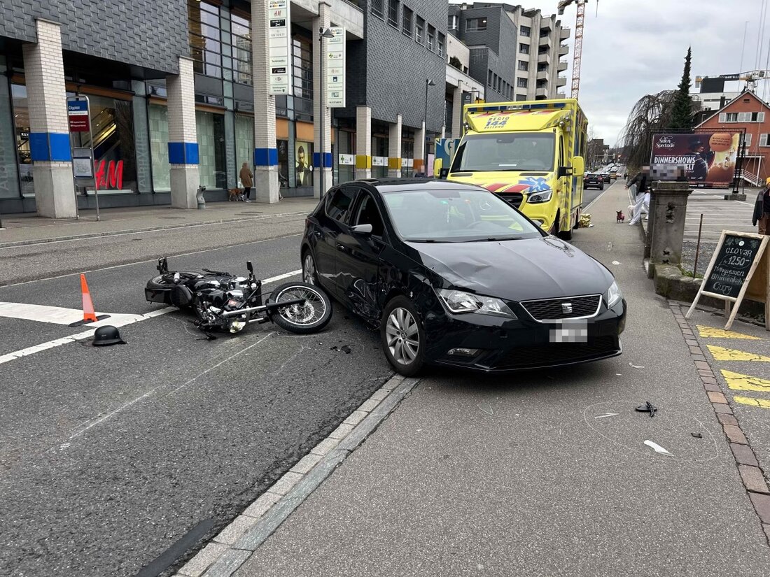 Am Samstag kam es in Rapperswil-Jona zu einem Unfall zwischen einem Motorrad und einem Auto; ein 17-Jähriger wurde verletzt.