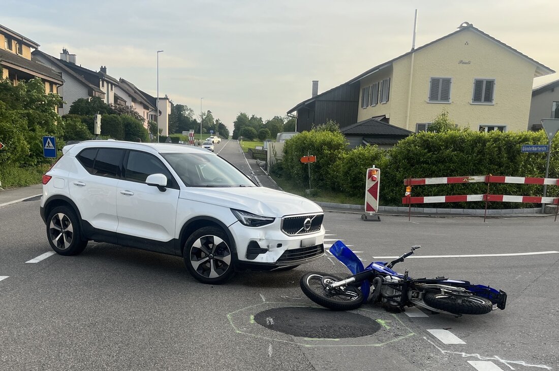 Ein Motorradfahrer wurde in Hörhausen bei einer Kollision mit einem Auto verletzt. Der Unfall ereignete sich am Dienstagabend.