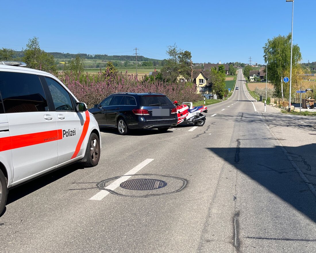 In Opfershofen kollidierte am Donnerstag ein Motorradfahrer (79) mit einem Auto. Der Fahrer wurde mittelschwer verletzt.