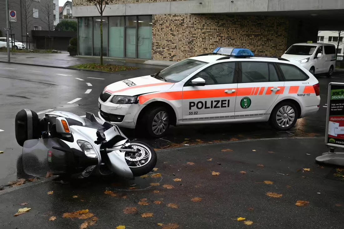 56-jähriger Motorradfahrer flieht vor Polizei in Gossau, kollidiert während Verfolgung. Festnahme und Anzeige erwartet.