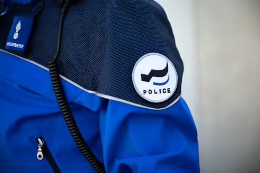 Nach einem Polizeieinsatz in Courtepin fanden Beamte mehrere Brandvorrichtungen. Bewohner wurden evakuiert, Militärfahrzeuge in Grolley beschädigt.