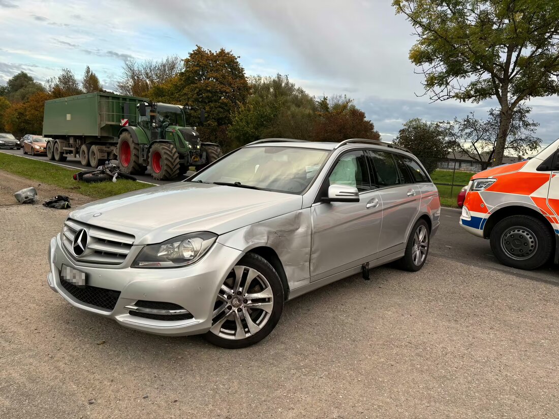 Motorradfahrer in Frauenfeld bei Kollision mit Auto verletzt. Rettungsdienst bringt ihn ins Spital. Sachschaden von mehreren tausend Franken.