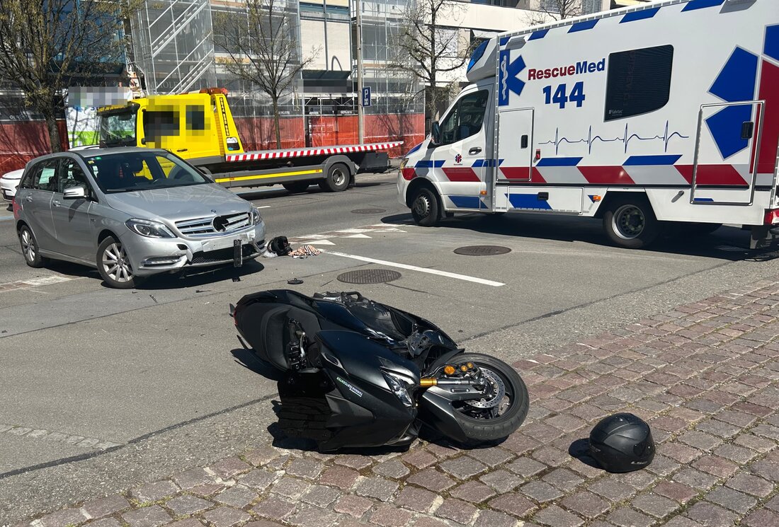 Bei einem Verkehrsunfall in Kreuzlingen wurden ein Motorradfahrer und seine Mitfahrerin verletzt, nachdem ein Auto sie übersehen hatte.