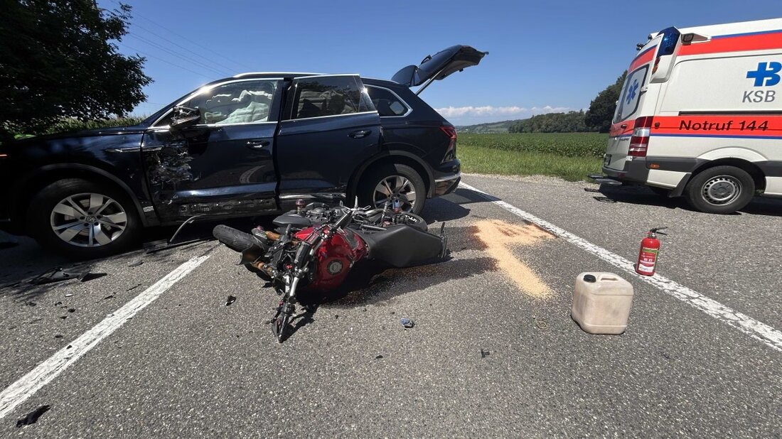 Ein 22-jähriger Motorradfahrer wurde in Birr bei einem Unfall mit einem Personenwagen verletzt. Die Kantonspolizei ermittelt.