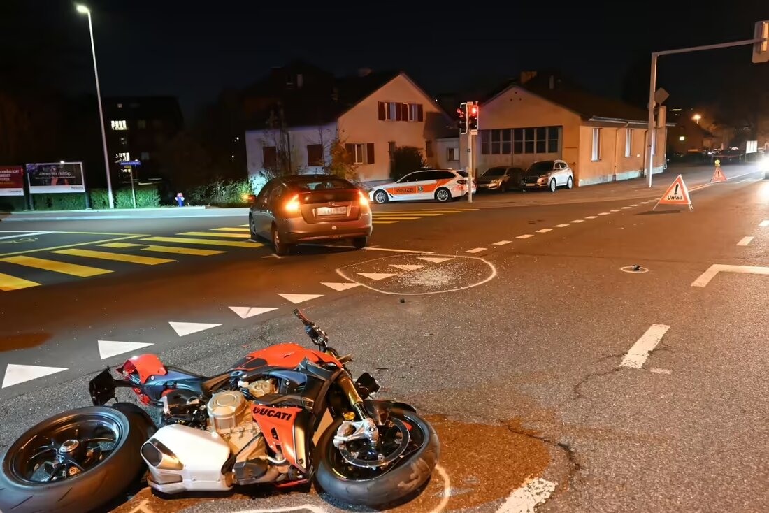 Bei einem Unfall in Gossau kollidierten ein Auto und ein Motorrad. Der Motorradfahrer verletzte sich und wurde ins Spital gebracht.