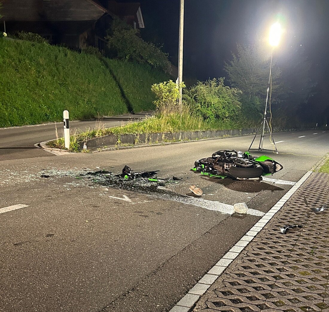 Ein Motorradfahrer wurde in Fischingen bei einem Zusammenstoß mit einem Auto schwer verletzt und ins Spital geflogen.