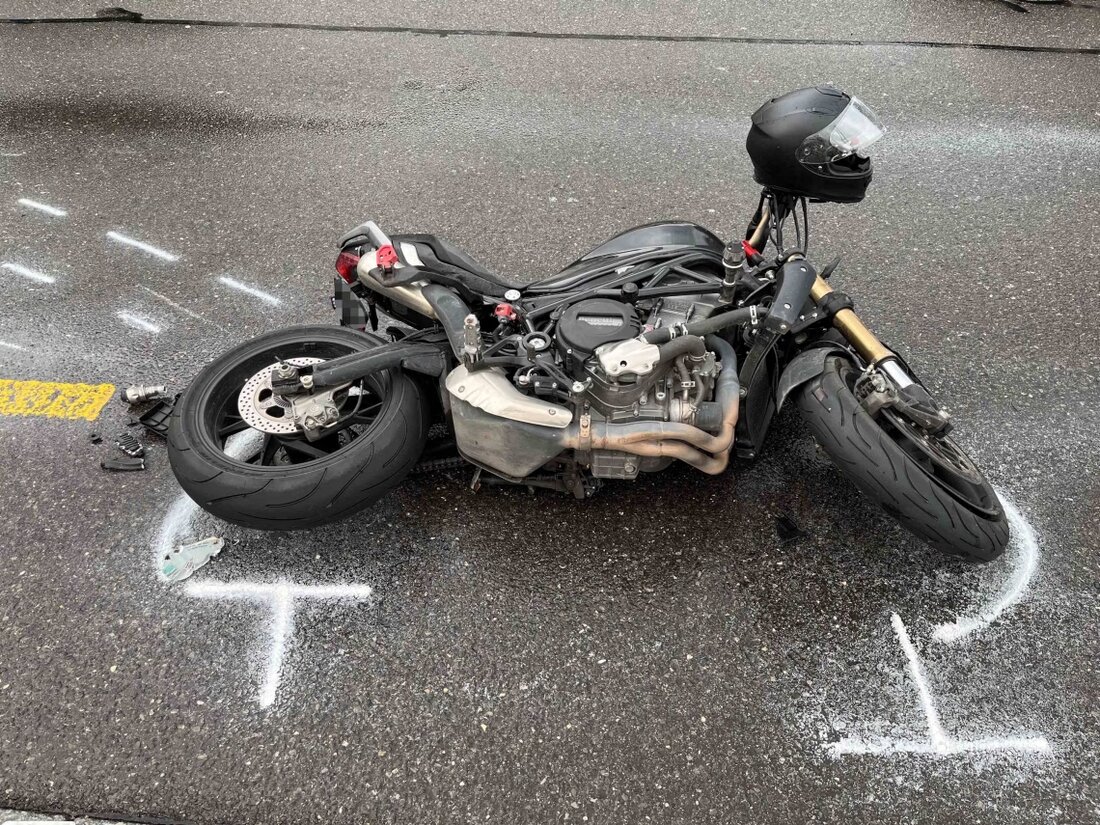 Am 08.07.2025 kam es in Uznach zu einem Unfall zwischen Auto und Motorrad, bei dem ein 27-jähriger Fahrer verletzt wurde.