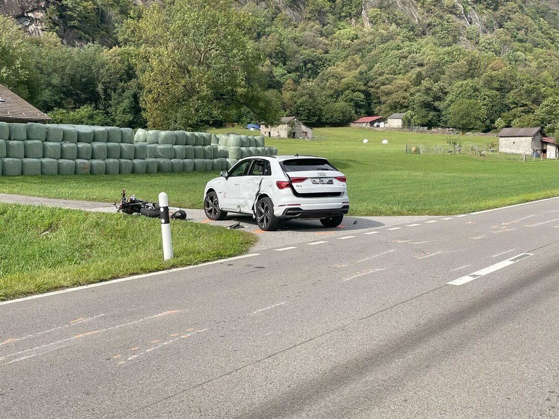 Am Samstagnachmittag kam es auf der Kantonsstrasse in San Vittore zu einem schweren Verkehrsunfall zwischen einem Personenwagen und einem Motorrad, bei dem ein 17-jähriger Motorradfahrer schwer verletzt wurde.