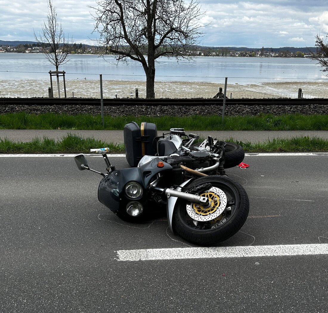 In Mannenbach-Salenstein wurde ein Motorradfahrer bei einer Auffahrkollision verletzt. Die Polizei sucht Zeugen des Vorfalls.