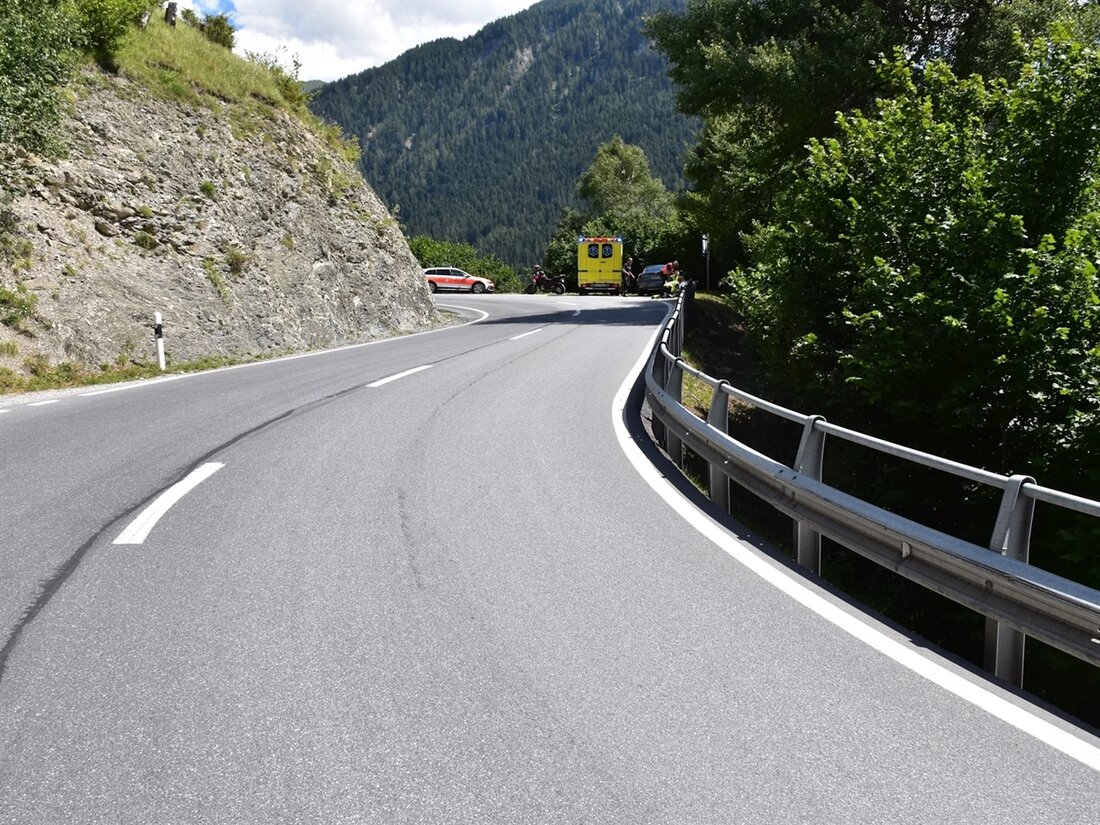 Am Samstag verletzten sich drei Motorradfahrer bei Selbstunfällen in Tiefencastel und Susch. Rettungsteams leisteten Erste Hilfe.