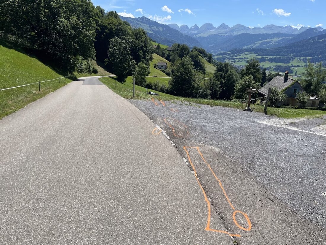 Ein 20-jähriger Motorradfahrer stürzte am 18.07.2025 auf der Aemelsbergstrasse in Krummenau und wurde ins Spital gebracht.