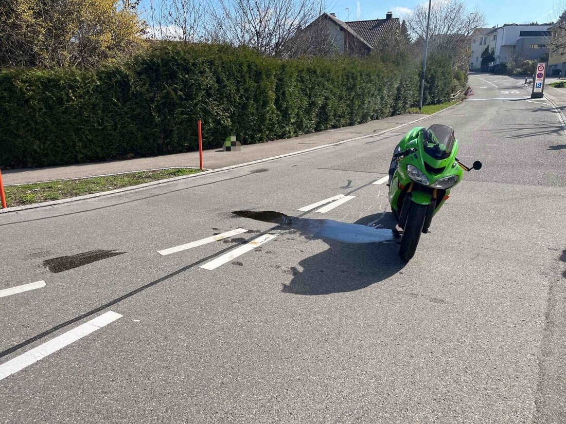 Am Sonntag, 30.03.2025, stürzte ein 36-jähriger Motorradfahrer in Flawil und wurde leicht verletzt. Ursache vermutet Ölanhaftungen.