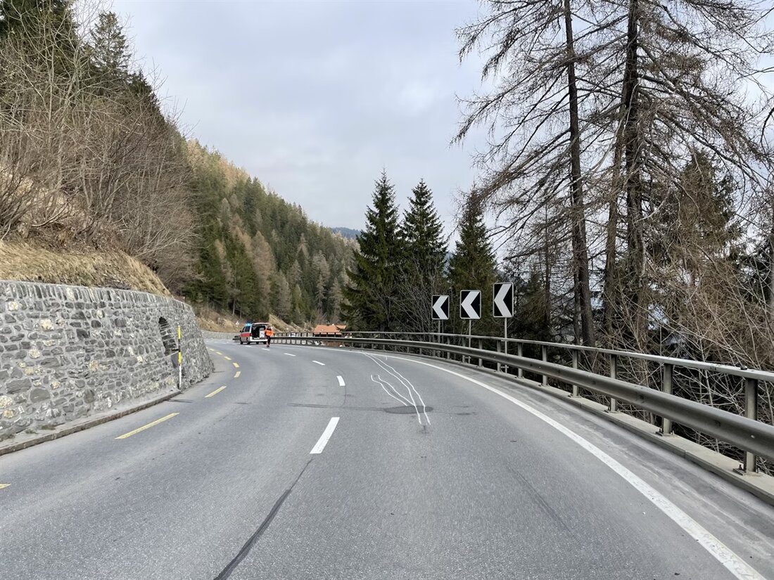 Am Freitagvormittag stürzte ein 16-jähriger Motorradfahrer in Churwalden nach einem Unfall mit einer Leitplanke circa drei Meter die Stützmauer hinunter.