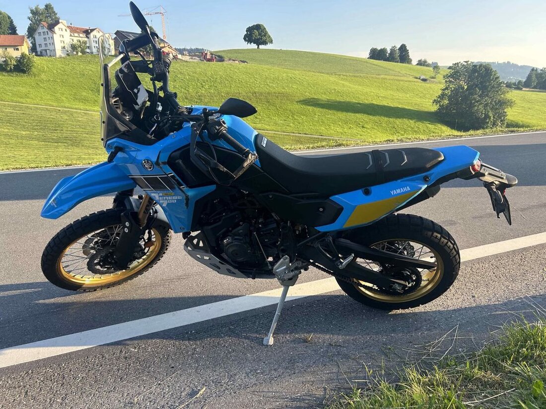 Bei einem Motorradunfall in Wald am 19. Juni 2025 stürzte ein 45-jähriger Fahrer in einer Kurve und verletzte sich schwer.