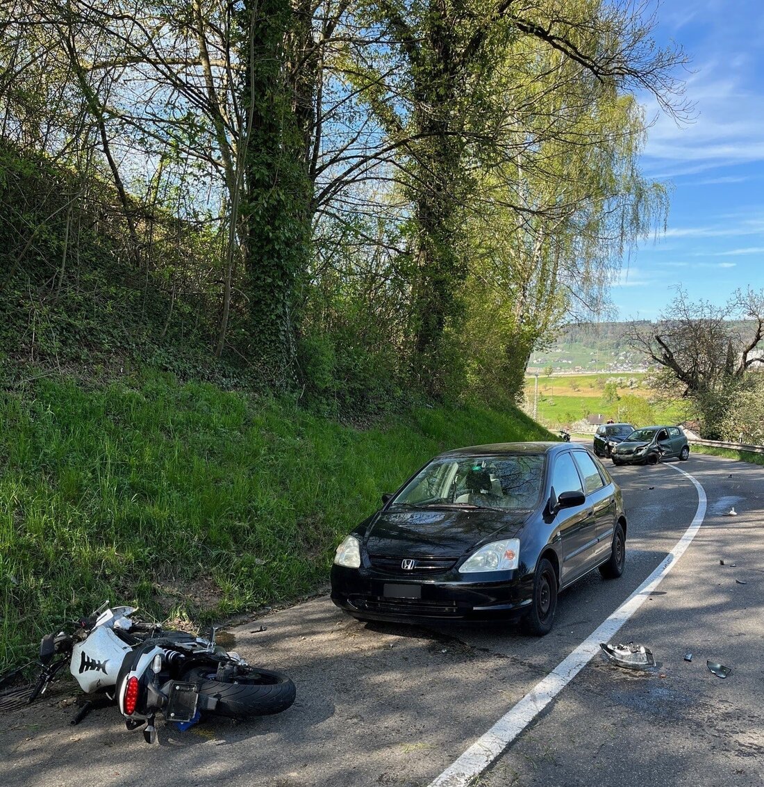 Bei einer Frontalkollision in Oberbussnang wurden am Samstagnachmittag ein Motorradfahrer und ein Autofahrer verletzt. Die Kantonspolizei ermittelt.