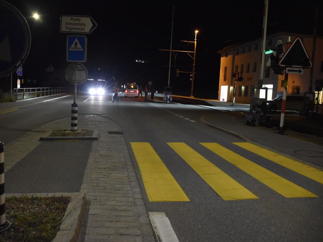 Eine alkoholisierte Autofahrerin übersah am Samstagabend in Li Curt einen Motorradfahrer. Der 31-Jährige wurde leicht verletzt und ins Spital gebracht.