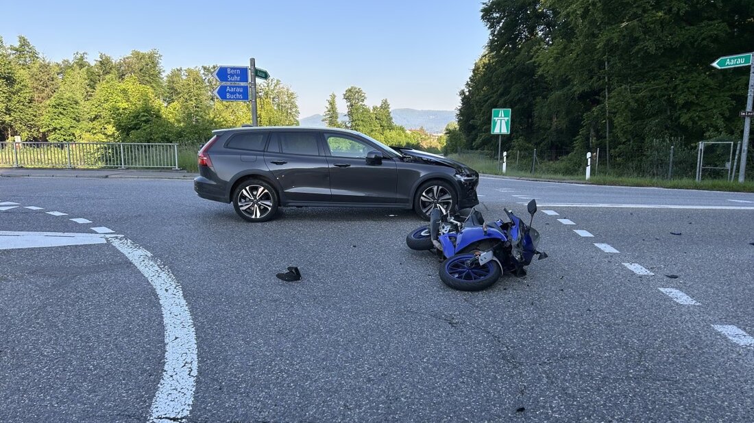 In Buchs verletzte ein Motorradfahrer sich bei einer Kollision mit einem Auto. Die Polizei untersucht den Vorfall.