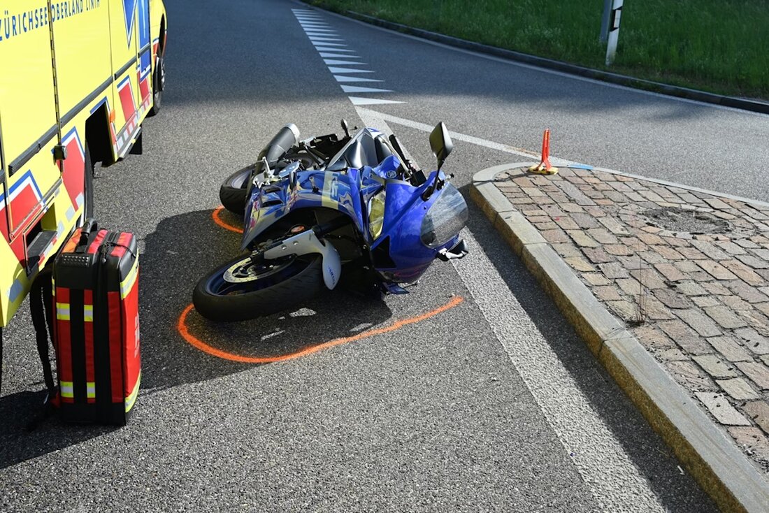 Am 27.06.2025 kam es bei Rapperswil-Jona zu einem Unfall zwischen einem Motorrad und einem Auto. Eine 18-Jährige wurde verletzt.